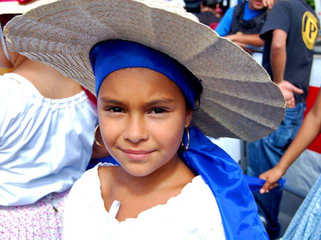 Familienurlaub Mittelamerika - Mädchen in traditioneller Kleidung