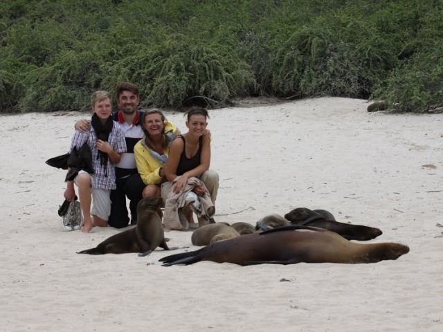 Galapagos mit Kindern - Familie mit Robbe