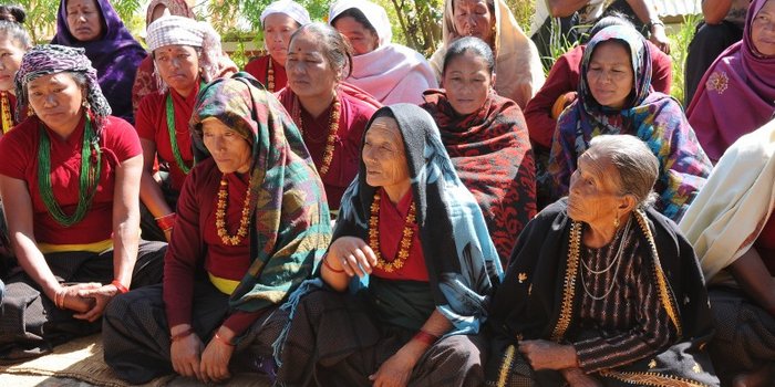 Nepal mit Kindern - Neuigkeiten vom Milijuli Frauenprojekt - Mitglieder der Milijuli Frauengruppe sitzen
