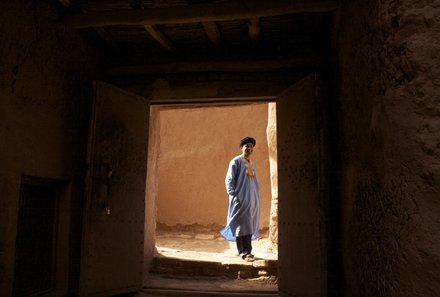 Marokko mit Kindern - Reisetipps zur Marokko Familienreise - Mann im Durchgang