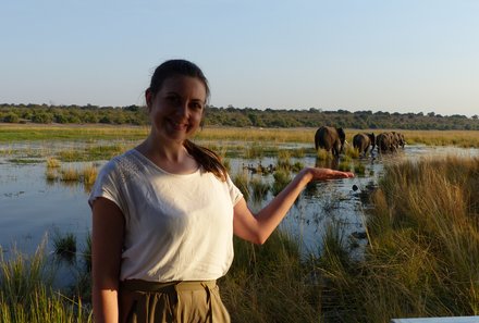 Namibia & Botswana mit Jugendlichen - Namibia & Botswana Family & Teens - Teen bei Elefanten am Chobe Fluss