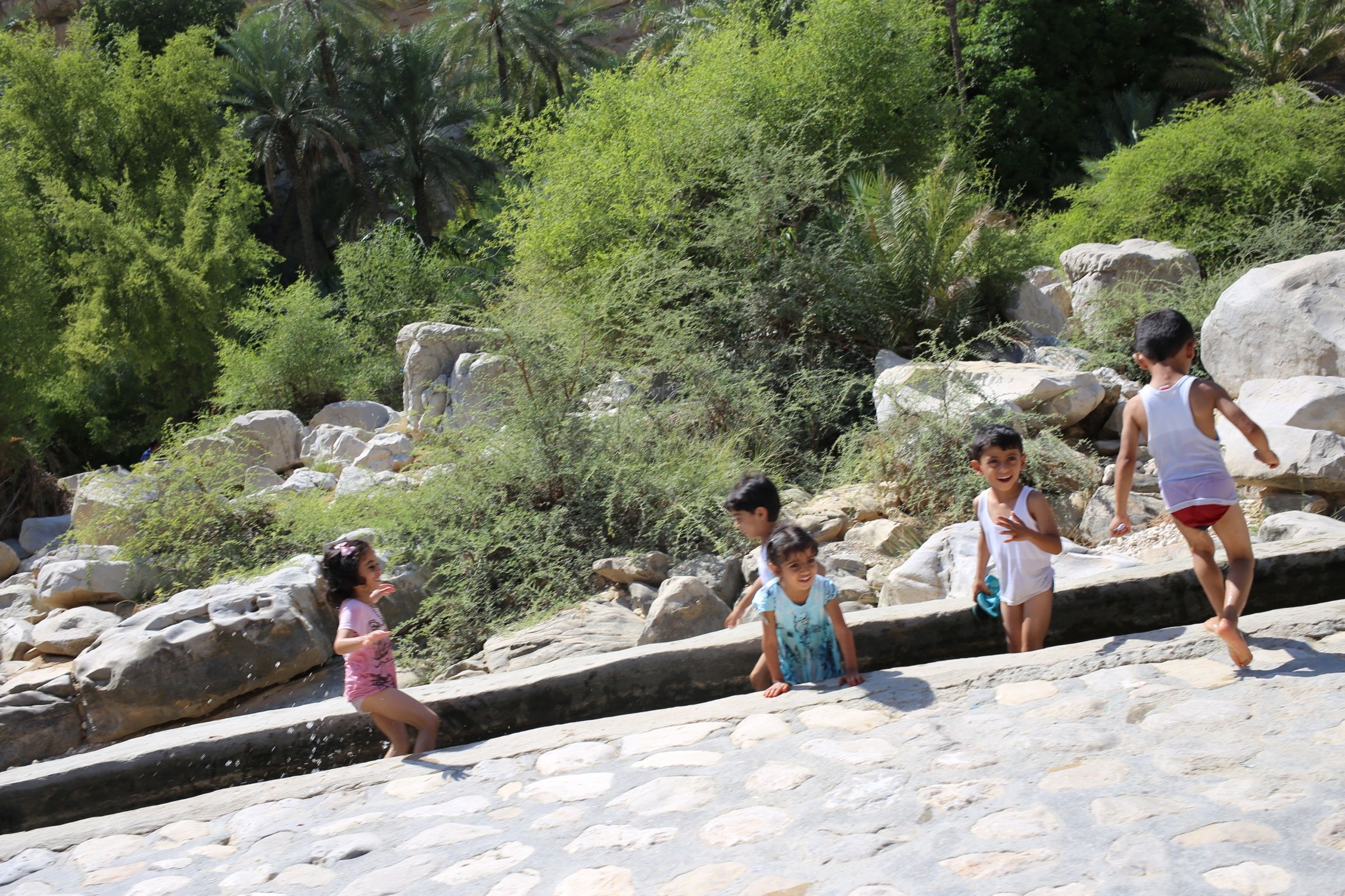 Reisebericht über den Urlaub mit Kindern im Oman - Oman mit Kindern - Kinder im Wasserkanal