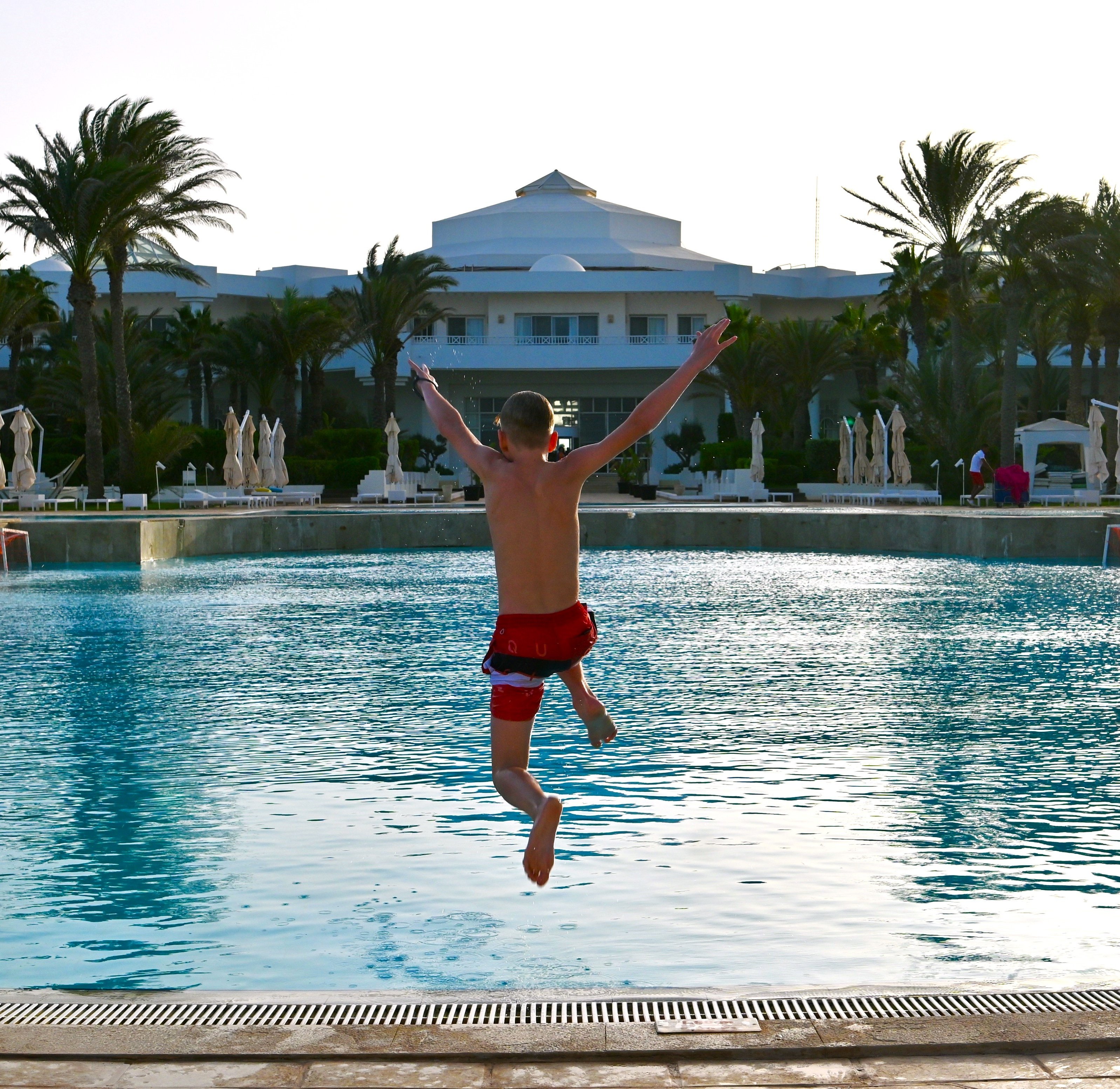 Tunesien for family - Tunesien mit Kindern - Junge springt in Pool