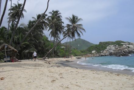 Kolumbien mit Jugendlichen - weißer Strand mit Palmen