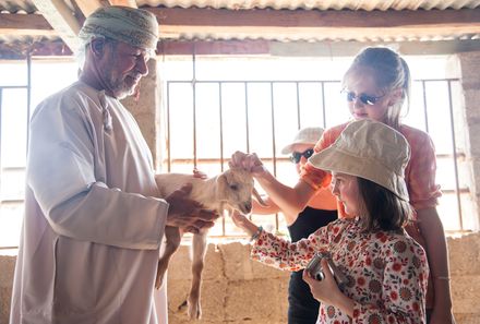 Familienurlaub Oman - Oman for family - Kinder streicheln Ziege