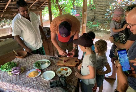 Sri Lanka young family individuell - Sri Lanka Individualreise mit Kindern - Familie beim Kochkurs mit Einheimischen