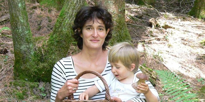 Das passende Buch zur Einstimmung auf "Reisen mit Kindern" - Mutter mit Kind im Wald
