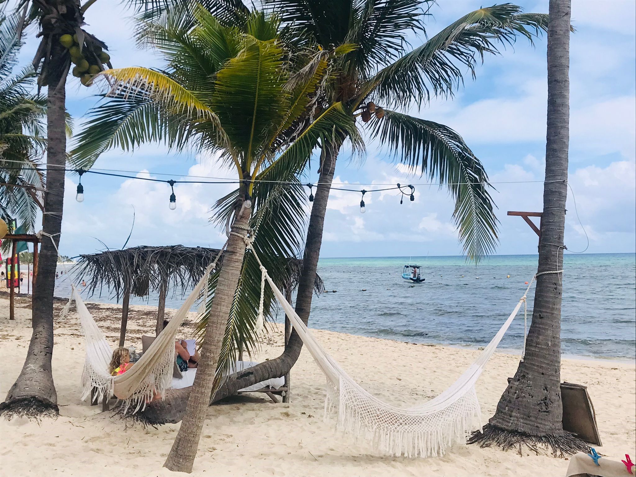 Familienurlaub Mexiko Yucatán - Erfahrungen Mexiko mit Kindern - Hängematten am Strand vom Hotel Petit Lafitte 