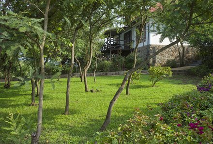 Tansania Familienreise - Tansania Family & Teens  Bashay Rift Lodge - Gartenanlage