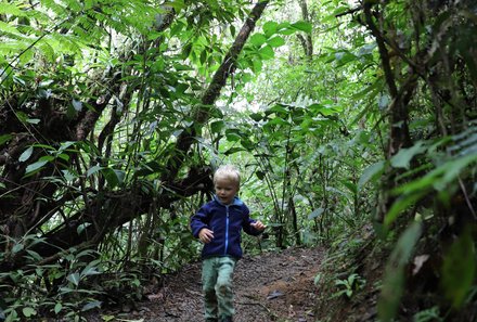 Costa Rica Familienreise - Costa Rica for family - La Tigra Regenwaldlodge - Kleinkind erkundet den Wald