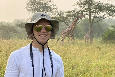 Uganda Familienurlaub - Uganda Family & Teens - Foto vor einer Giraffe