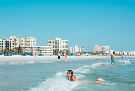 Florida Rundreise mit Kindern - Sarasota - Mädchen schwimmt im Meer