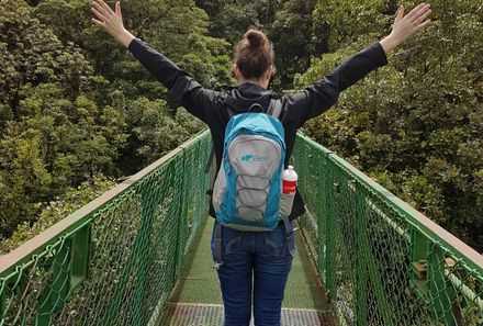 Costa Rica individuelle Familienreise mit Jugendlichen - Claudia auf Hängebrücke
