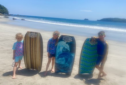 Costa Rica Familienreise - Costa Rica for family - Nordpazifik - Puerto Carrillo - Kids mit Surfbrettern am Strand