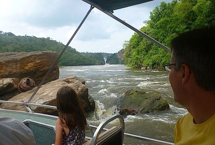 Uganda Familienurlaub - Uganda Family & Teens - Murchison Falls Nationalpark Vater mit Kind im Boot