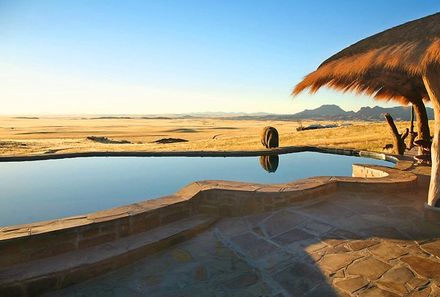 Namibia Familienreise individuell - Pool und Umgebung Rostock Ritz Desert Lodge 