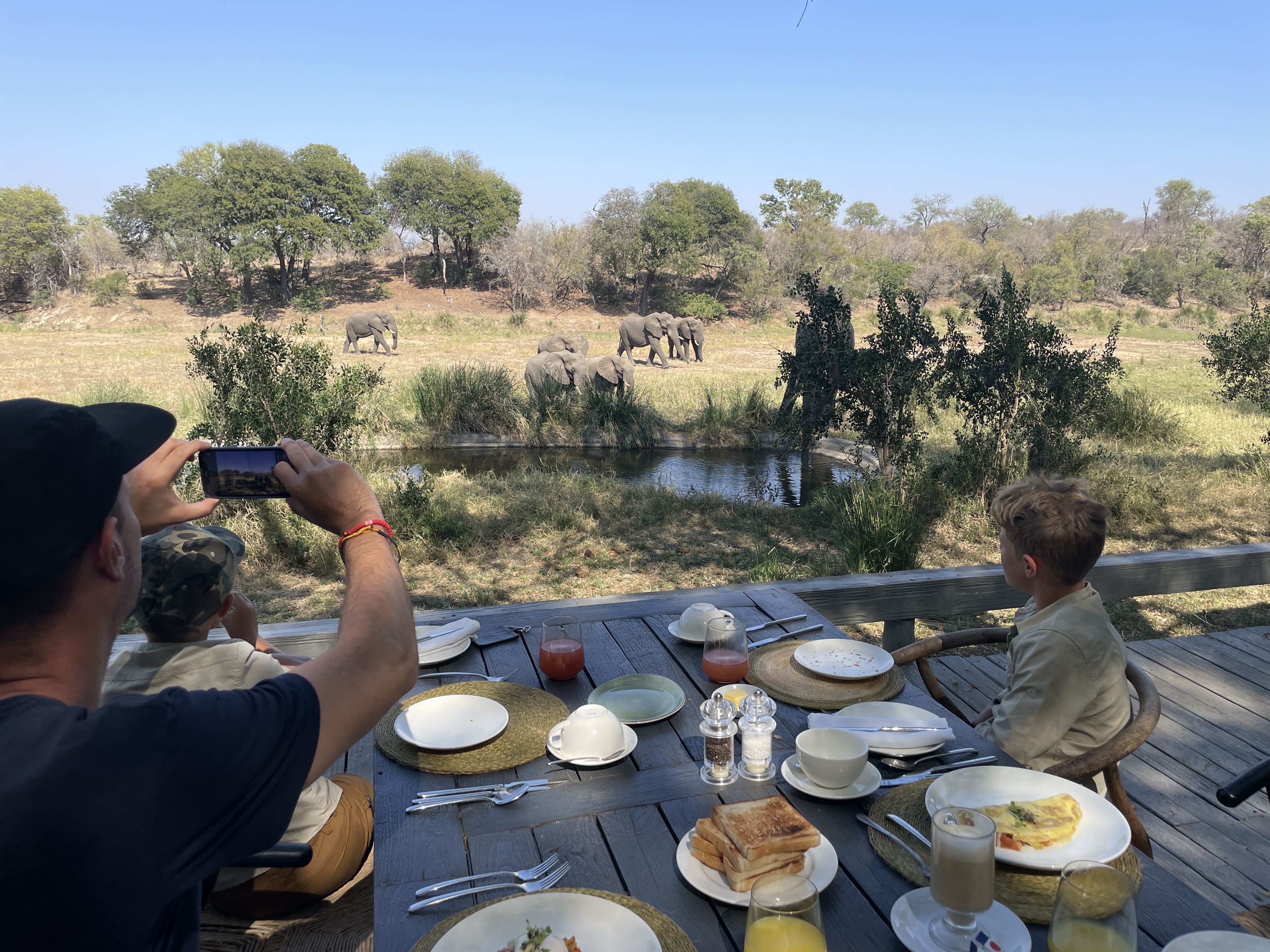 Rundreise Krüger Nationalpark mit Kindern - Frühstück am Wasserloch der Lodge