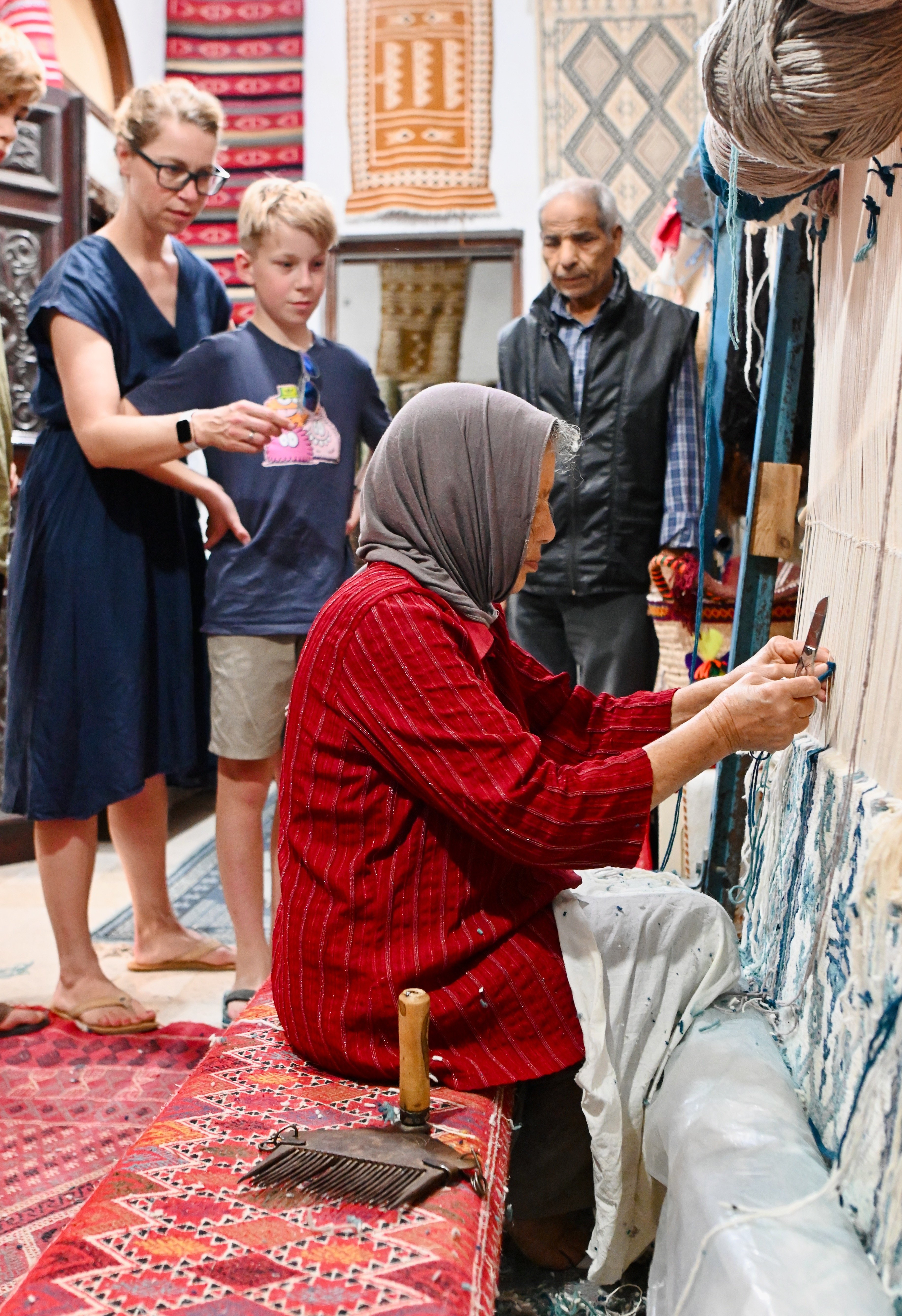 Tunesien for family - Tunesien mit Kindern - Einheimische knüpft Teppich
