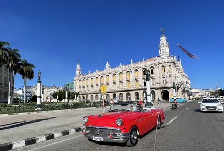 Familienreise Kuba - Kuba for family - Oldtimer vor Gebäude