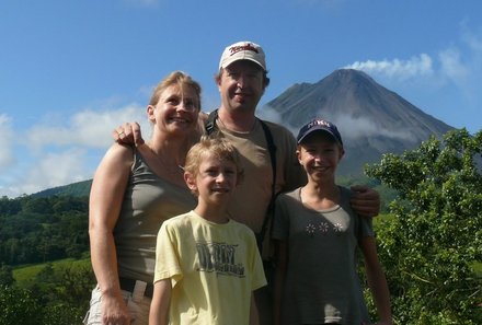 Familienurlaub Costa Rica - Costa Rica for family individuell - Familie Stoll vor Vulkan