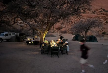Namibia Familienurlaub - Namibia Family & Teens - Camping am Abend - Gruppe sitzt beisammen