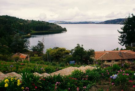 Kolumbien Familienreise - Kolumbien Family & Teens individuell - Laguna de Tota - Hotel Refugio Pozo Azu - Außenansicht mit Blick auf den See 