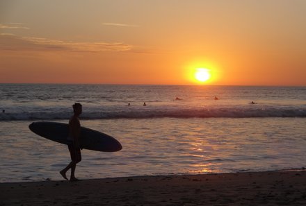 Costa Rica Familienreise - Costa Rica for family - Sonnenuntergang mit Surfer