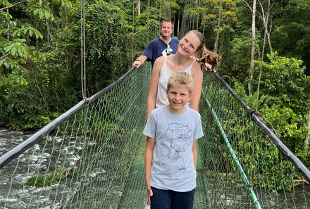 Familienreise Costa Rica - Costa Rica for family individuell - Familienfoto auf der Hängebrücke