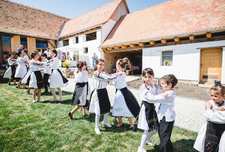 Familienreise Rumänien - Kinder tanzen