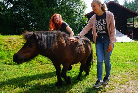 Schweden Familienreise - Schweden Family & Teens - Jugendliche streicheln Pony