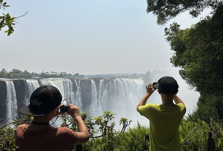 Botswana Familienreise - Botswana for family individuell - Kinder beobachten die Vic Falls