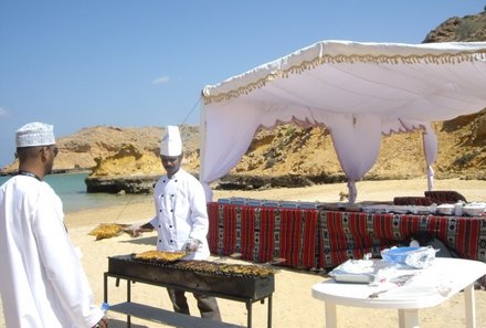 Oman mit Kindern - Oman Urlaub mit Kindern - Omanis grillen am Strand