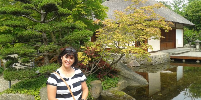 Japan mit Kindern - Japan Reise Interview - Ingrid Fidler vor japanischem Haus