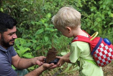 Costa Rica Familienreise - Costa Rica for family - La Tigra Regenwaldlodge - Kleinkind und Guide