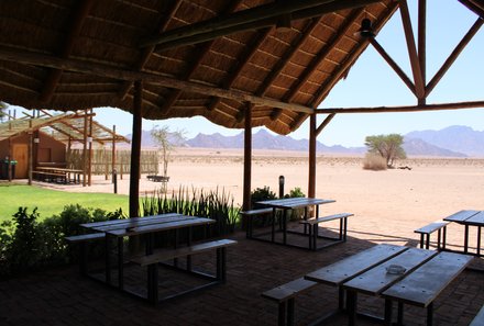 Namibia mit Kindern - Namibia for family - Desert Camp Poolbar Tische
