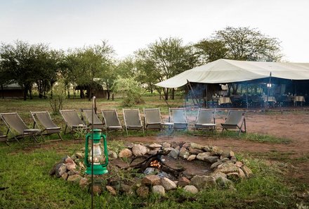Tansania Familienreise - Tansania Family & Teens - Ronjo Camp - Feuerstelle im Camp