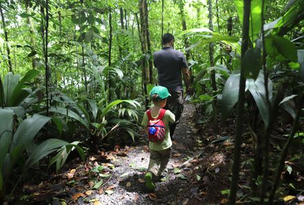 Costa Rica mit Kindern - Kind auf dem Weg zum Baum pflanzen