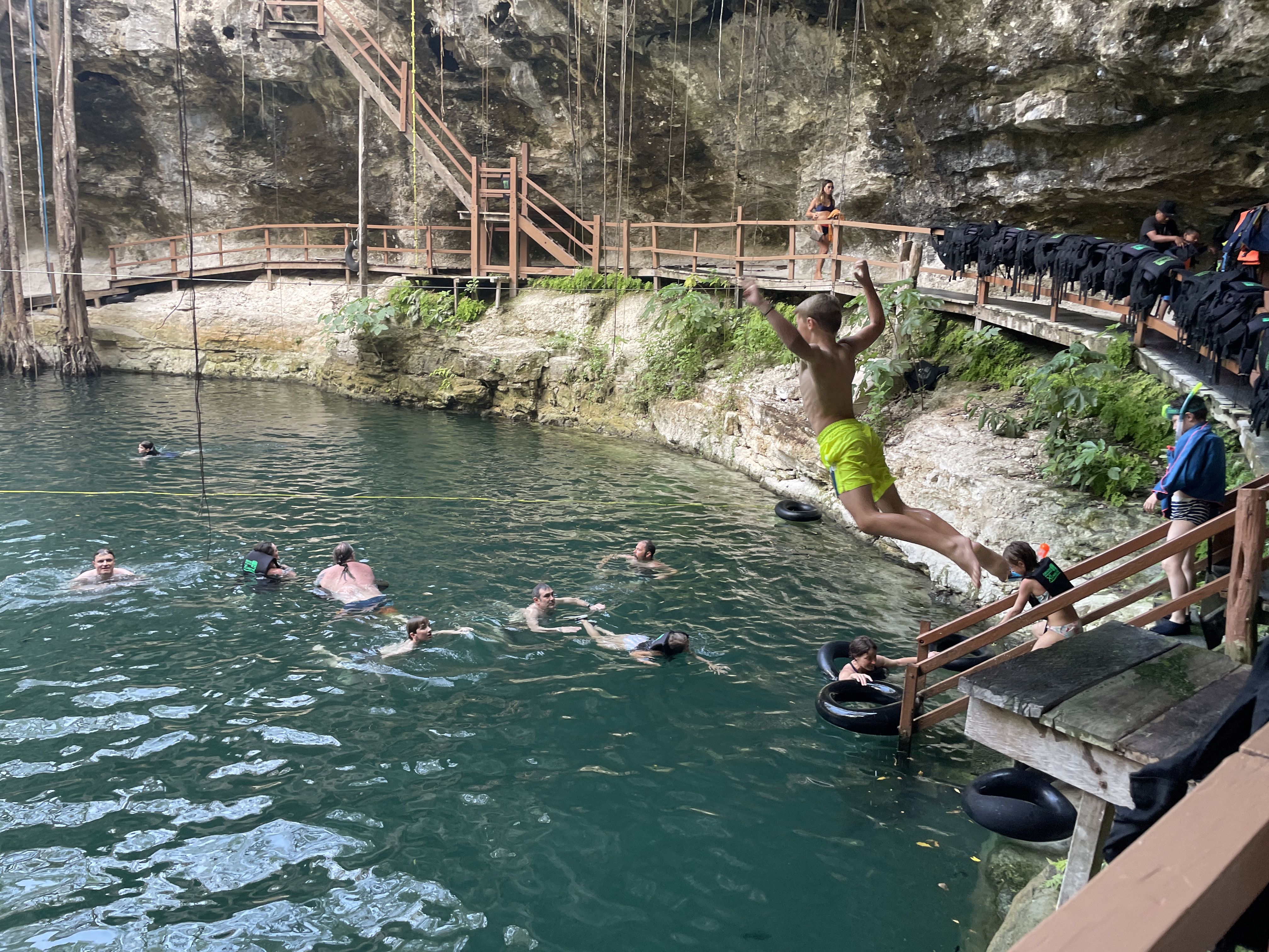 Familienurlaub Mexiko Yucatán - Erfahrungen Mexiko mit Kindern - Kinder schwimmen in der Cenote Xcanche bei Ek Balam