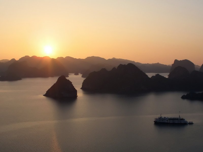 Familienreise_Vietnam_Sonnenuntergang über der Halong Bucht