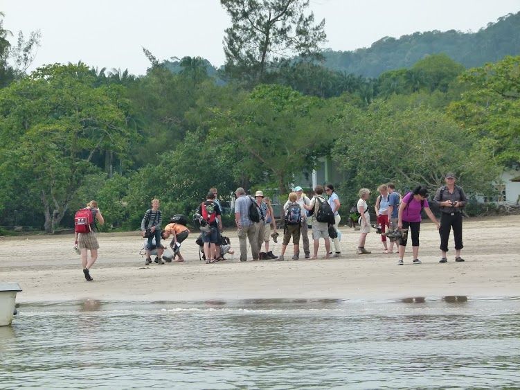 Familienreise Malaysia und Borneo - Malaysia und Borneo mit Kindern - Gruppe am Strand