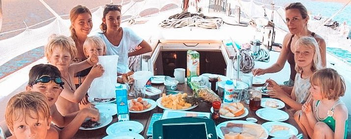 Segeln mit Familie - Segeln mit Kindern - Segelurlaub mit Kindern - Segeltörn mit Kindern - Griechenland - Frühstück auf der Yacht