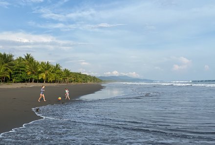 Costa Rica Familienreise - Costa Rica for family - Nordpazifik - Kinder am Strand von Uvita