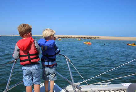 Namibia Familienreise - Namibia for family individuell - Swakopmund - Kinder bei Bootsfahrt