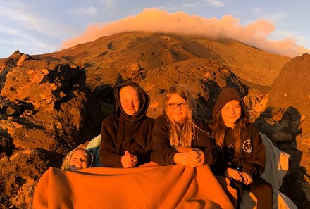Teneriffa Familienurlaub - Teneriffa for family - Teide Nationalpark - Kinder auf Felsen mit Decke