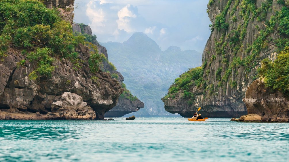 Klima Vietnam und Kambodscha - Beste Reisezeit mit Kindern - Meer und Felsen
