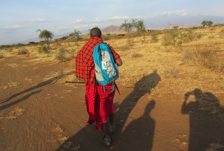 Tansania Familienreise - Tansania Family & Teens - Massai trägt Rucksack