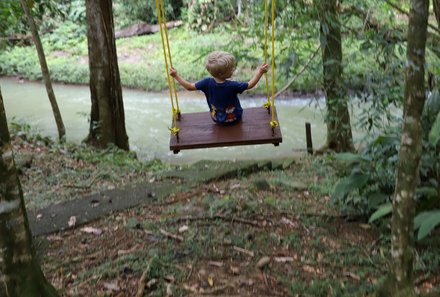 Costa Rica Familienreise - Costa Rica for family - La Tigra Regenwaldlodge - Kleinkind auf der Schaukel