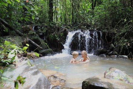 Costa Rica Familienreise - Costa Rica for family -Mutter mit Kind im Wasser 
