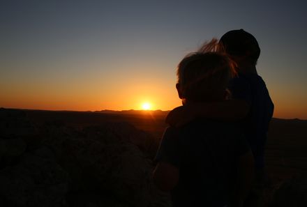 Namibia Familienreise - Namibia for family individuell - Kinder beim Sonnenuntergang