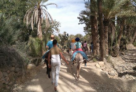 Marokko mit Kindern - Reisebericht Marokko mit Kindern - Kinder beim Eselreiten in Oase